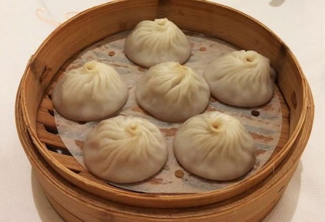 D24 Chicken Soup Dumplings (6pcs) 鸡肉小笼包